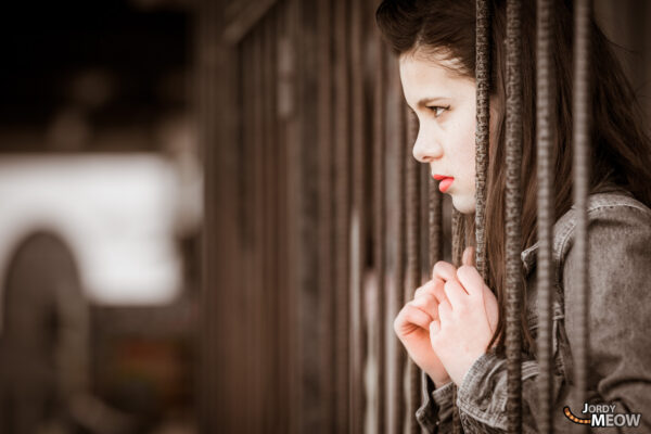 Deserted Western theme park with cowboy town ruins, Mount Rushmore replica.
