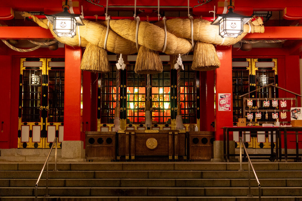 Taikodani Inari-jinja Shrine altar with shimenawa rope, vermilion pillars, and lanterns